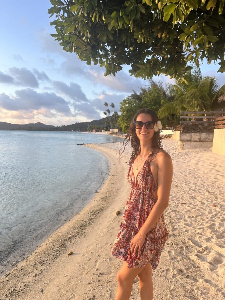 Photo de Maëlle sur la plage de Matira à Bora Bora, Polynésie Française